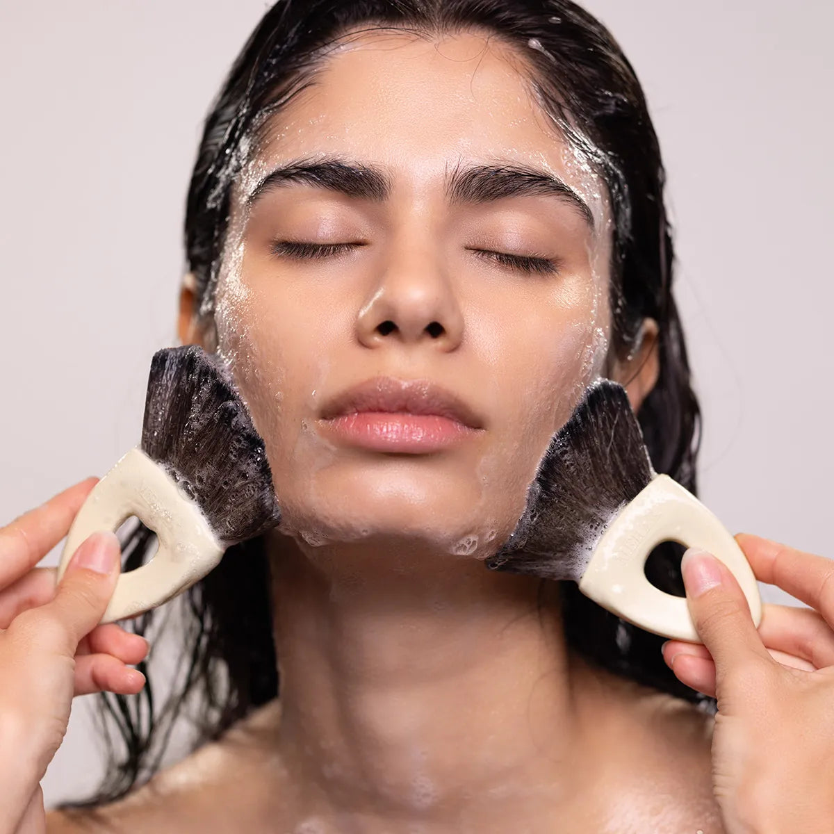 Merak Short facial Brush Lifestyle